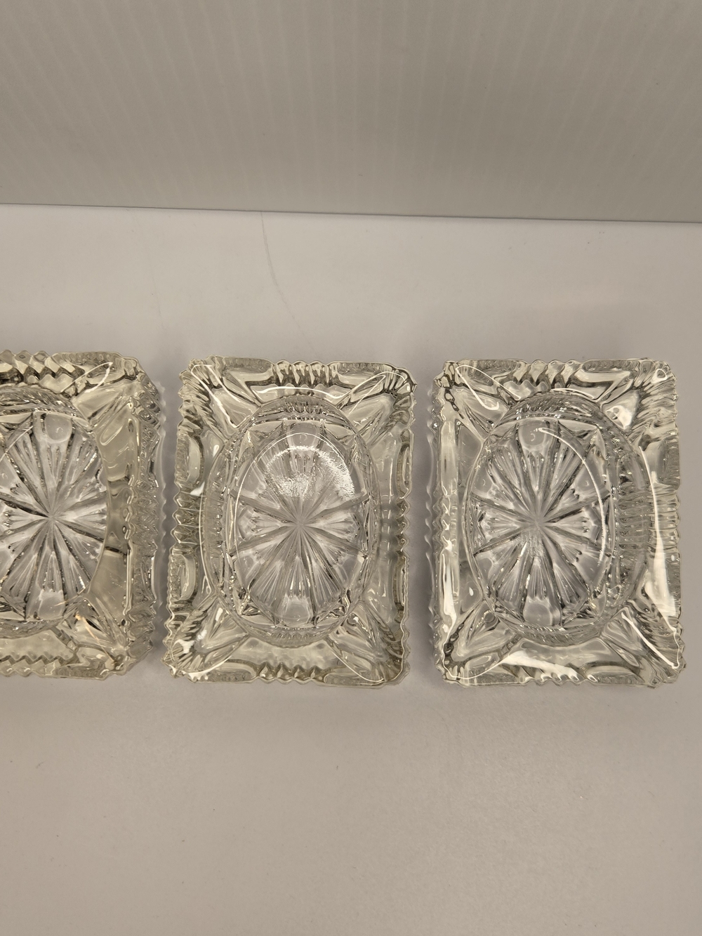 Clear Glass Decorative Ashtray Set - Elegant Starburst Design